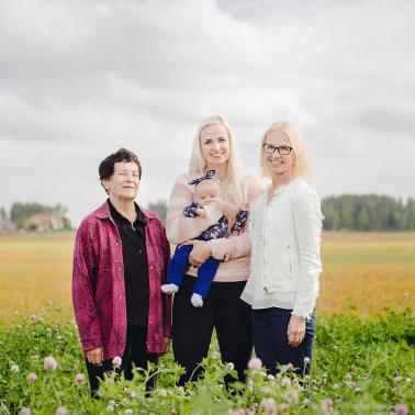 Tasa-arvo on edistynyt sukupolvi sukupolvelta. Viisi naista Suomesta ja Keniasta kertoo, missä he ovat olleet edelläkävijöitä.