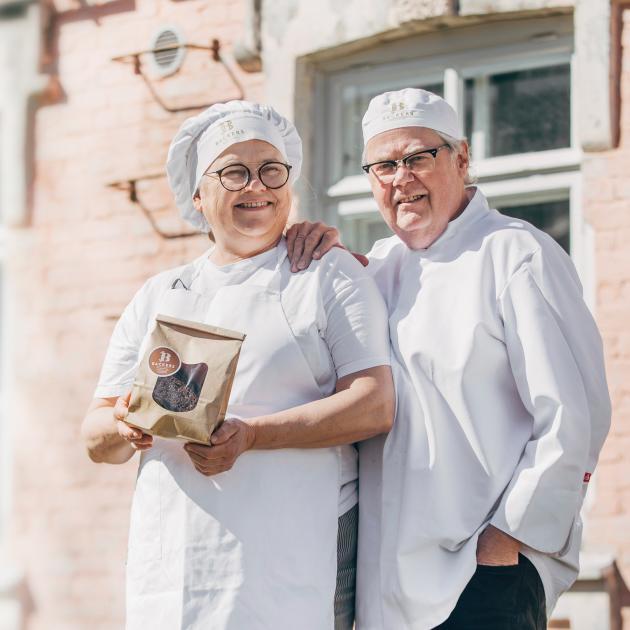 Olle Lindholmin ja Diana-vaimon neljä lasta ovat kaikki työskennelleet perheen omassa leipomossa Raaseporissa. "Käsityöläisyyden ylläpito on meille tärkeää."