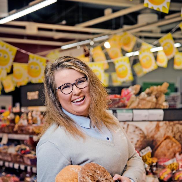 K-Supermarket Ilmajoen kauppias Jaana Jokiaho tietää, että kauppiaan pitää uskaltaa kokeilla uutta, mutta välillä on parempi tarttua tuttuihin neulepuikkoihin.