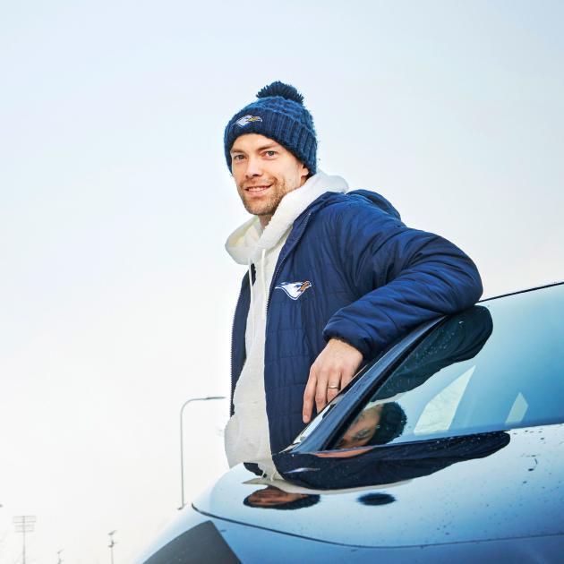 Koripalloilija Petteri Koponen ajaa sähköautolla. Lue, miten muuten hän perheineen huomioi ympäristöasiat. 