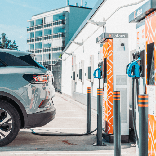K-Auton ylläpitämä sähköautojen latausverkosto K-Lataus kattaa vuoden lopussa noin 200 asemaa ympäri Suomen. Suunnitelmissa on avata sekä täysin uusia asemia että päivittää vanhoja suosittuja asemia. Fokus pysyy pika- ja suurteholatauspisteiden määrän kasvattamisessa.