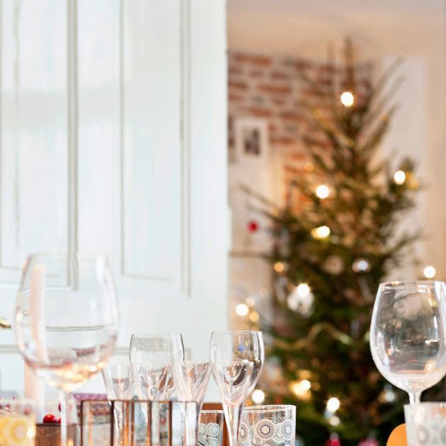 Mitä kannattaa ostaa valmiina tai puolivalmiina, mitä kannattaa tehdä itse? Tässä parhaat vinkit helppoon, mutta upealta näyttävään joulupöytään. 