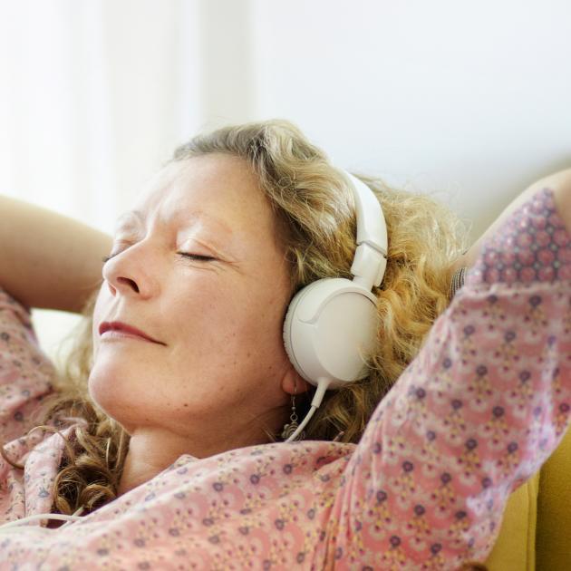 Musiikin kuuntelulla on monia suotuisia vaikutuksia. Se rauhoittaa mieltä ja laskee verenpainetta sekä sydämen sykettä. 