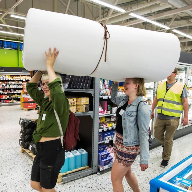 Kesän mittaan asiakkaat vinkkasivat kauppiaalle, että tulisivat mielellään viileään kauppaan nukkumaan ja helleilmaa pakoon. Niinpä K-Supermarket Pohjois-Haaga avattiin yhdeksi yöksi.
