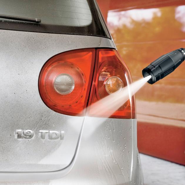 Pesemällä autosi säännöllisesti pidennät helposti sen käyttöikää. Muista myös vahaus, se suojaa auton maalipintaa.