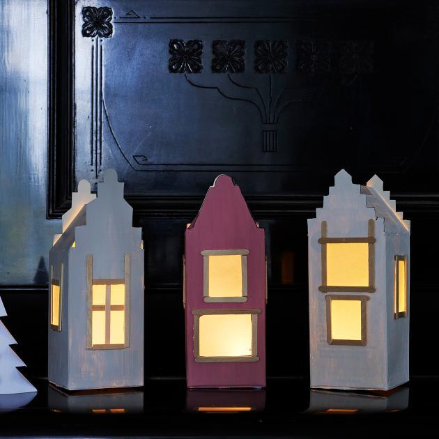 Askartele kartonkitölkeistä joulukotiin hauskoja talolyhtyjä, jotka sopivat riviksi ikkunalle tai vaikka lastenhuoneen yövaloksi. 