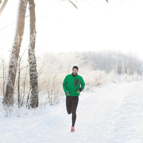 Hiihto- ja juoksulenkille käyvät talvella samat varusteet. Lisää ja vähennä välikerroksia tarpeen mukaan. 